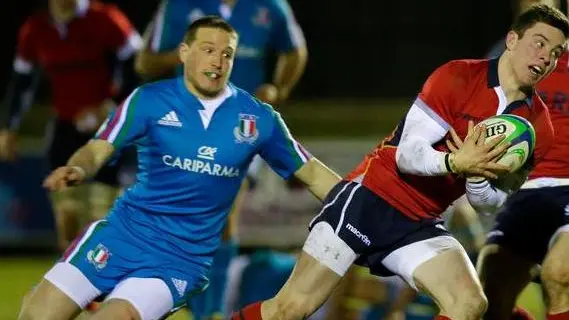 RBS 6 Nazioni Under 20 2015, Galashiels, Netherdale Stadium, 27/02/2015, Scozia U20 v Italia U20. Ruaraidh Smith inseguito da Tommaso Beraldin. Foro: Roberto Bregani/Fotosportit