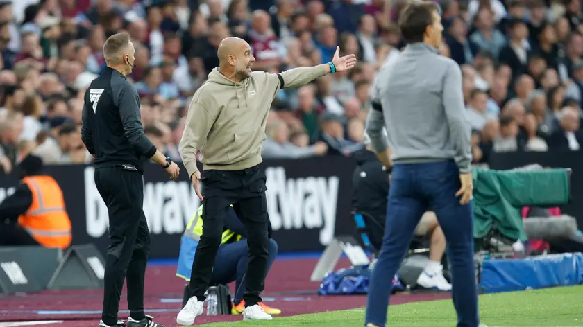 epa11576217 Manchester City manager Pep Guardiola gestures on the sideline during the English Premier League soccer match of West Ham United against Manchester City, in London, Britain, 31 August 2024. EPA/DAVID CLIFF EDITORIAL USE ONLY. No use with unauthorized audio, video, data, fixture lists, club/league logos, 'live' services or NFTs. Online in-match use limited to 120 images, no video emulation. No use in betting, games or single club/league/player publications.
