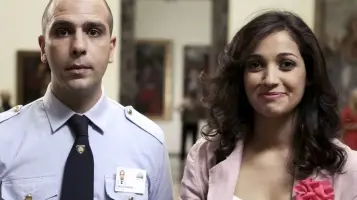 Checco Zalone e Nabiha Akkari in una scena di «Che bella giornata»