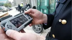 La microtelecamera sul pottone della divisa dei vigili