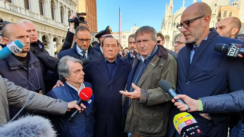 Interpress\M.Tagliapietra Venezia 14.11.2019.- Silvio Berlusconi in acqua alta in piazza San Marco con Luigi Brugnaro e Renato Brunetta.