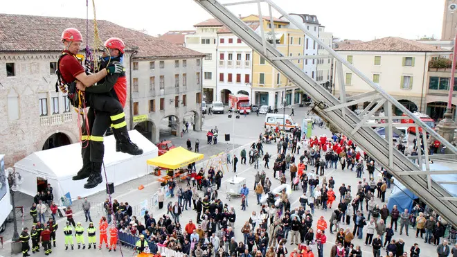 Este, 01.04.2012 50° anniversario dei Vigili del Fuoco di Este. Nella foto: simulazione di un incendio in Municipio. Un vigile del fuoco porta in salvo un "civile" ph. Zangirolami