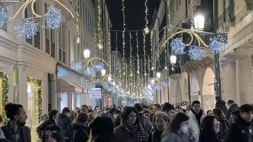 Le luminarie in via Roma