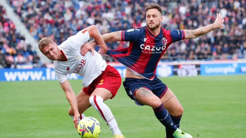 Bologna's Marko Arnautovic (R) and Roma's Ola Solbakken (L) in action during the Italian Serie A soccer match Bologna FC vs AS Roma at Renato Dall'Ara stadium in Bologna, Italy, 14 May 2023. ANSA /ELISABETTA BARACCHI