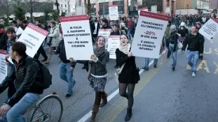 STUDENTI IN MARCIA. Il corteo di Scienze e Ingegneria si sono uniti alla protesta contro la riforma Gelmini inizialmente partita da Scienze Politiche, Lettere e Filosofia e Psicologia. Oggi la giornata più calda