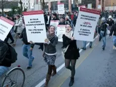 STUDENTI IN MARCIA. Il corteo di Scienze e Ingegneria si sono uniti alla protesta contro la riforma Gelmini inizialmente partita da Scienze Politiche, Lettere e Filosofia e Psicologia. Oggi la giornata più calda