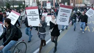STUDENTI IN MARCIA. Il corteo di Scienze e Ingegneria si sono uniti alla protesta contro la riforma Gelmini inizialmente partita da Scienze Politiche, Lettere e Filosofia e Psicologia. Oggi la giornata più calda