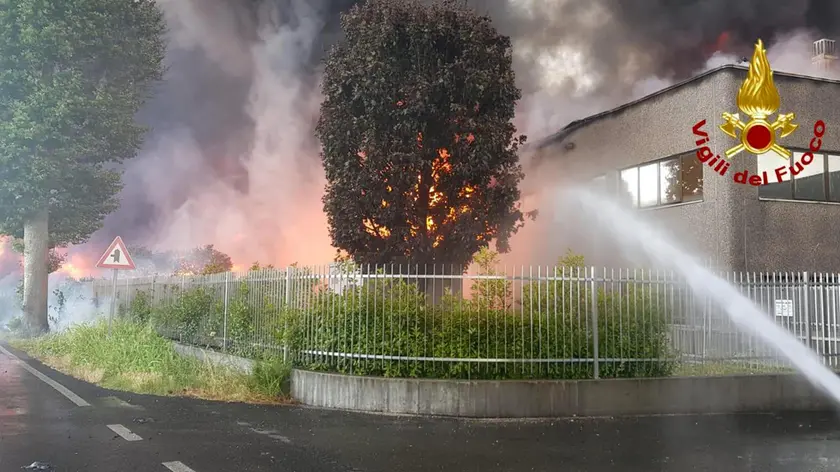L'incendio di vaste proporzioni si è sviluppato in tarda mattinata in un'azienda di vernici a Brendola, in provincia di Vicenza, 1 luglio 2019. ANSA/VIGILI DEL FUOCO EDITORIAL USE ONLY NO SALES