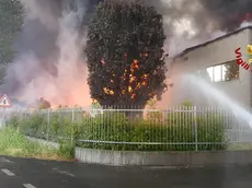 L'incendio di vaste proporzioni si è sviluppato in tarda mattinata in un'azienda di vernici a Brendola, in provincia di Vicenza, 1 luglio 2019. ANSA/VIGILI DEL FUOCO EDITORIAL USE ONLY NO SALES