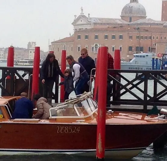 Elton John, il marito David Furnish e i due figli all'uscita di casa alla Giudecca (foto Pierfrancesco Ghetti)