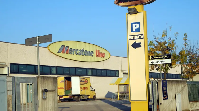 Tribano, 14/11/12.Operaio addetto a posizionare decorazioni natalizie cade dal tetto del Mercatone Uno precipitando sugli scaffali.Nella foto: l'esterno del negolzio.ph. Zangirolami