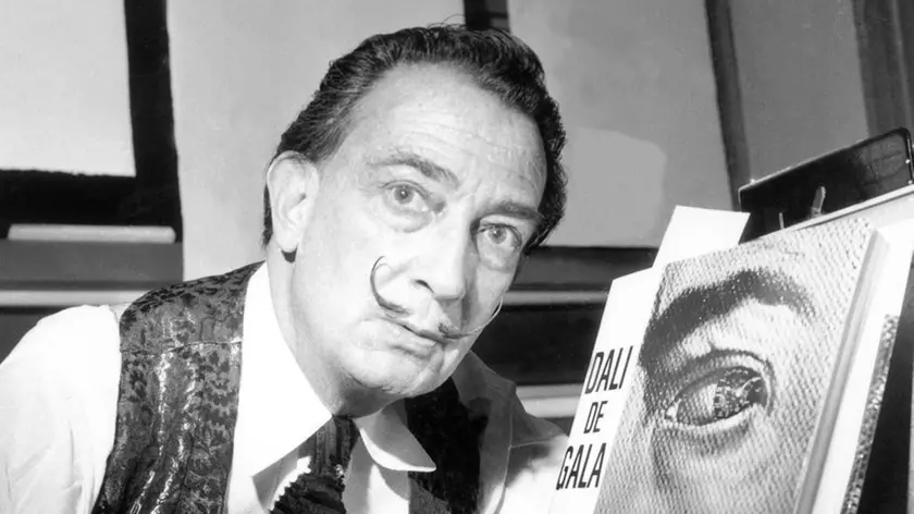 Salvador Dali dedicace a la librairie La Hune a Paris le dernier livre de son biographe Robert Descharnes le 10 decembre 1962 Neg:B56132 --- Salvador Dali dedicating the last book of his biographer Robert Descharnes in a bookshop in Paris december 10, 1962 (his arm is linked to an oscillograph)