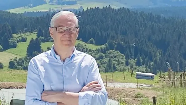 L’imprenditore Andrea Rigoni davanti a prati e boschi asiaghesi