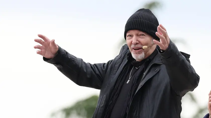 Vasco Rossi durante la cerimonia per il 'XV Premio del Vittoriale', riconoscimento conferito dalla Fondazione del Vittoriale degli Italiani agli artisti che si sono distinti in modo significativo nel loro campo, al Vittoriale degli Italiani di Gardone Riviera in provincia di Brescia, Gardone Riviera, 17 aprile 2024. ANSA/SIMONE VENEZIA