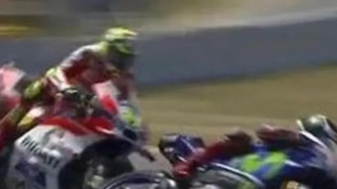 Il momento del contatto tra la Ducati di Andrea Iannone e la Yamaha di Jorge Lorenzo durante il Gran Premio della Catalogna, 5 giugno 2016. ANSA/SKY SPORT ++ NO SALES, EDITORIAL USE ONLY ++