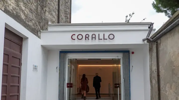 Monselice, 11 giugno 2020. Prossima apertura dello storico cinema Corallo in via S. Luigi. Nella foto: l'entrata con rampa disabili.