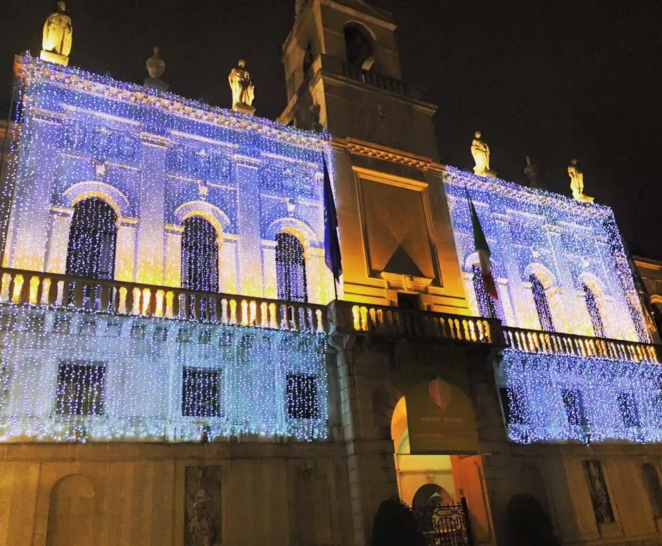 La cascata di luci che illumina la facciata del municipio