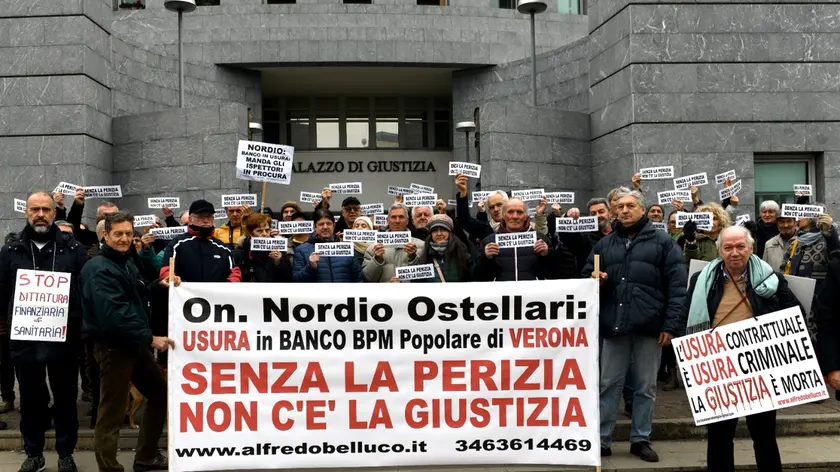 A sinistra in primo piano Alfredo Belluco e una parte dei presenti alla manifestazione contro l'usura bancaria (foto Fioretto)