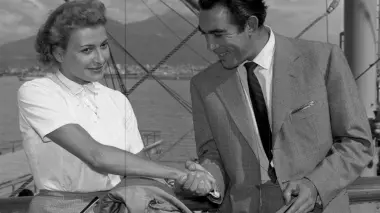 A sinistra Nilla Pizzi nel 1955 a Sanremo assieme al premio Oscar Anthony Quinn Sotto: durante la sua ultima apparizione sul palcoscenico del teatro Ariston