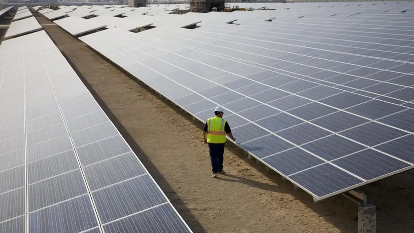 Un impianto fotovoltaico in un'immagine d'archivio. E' ancora giallo sulla presenza o meno in manovra del taglio agli incentivi per le energie rinnovabili che dovrebbe far calare le bollette. ANSA/ DARYL VISSCHER