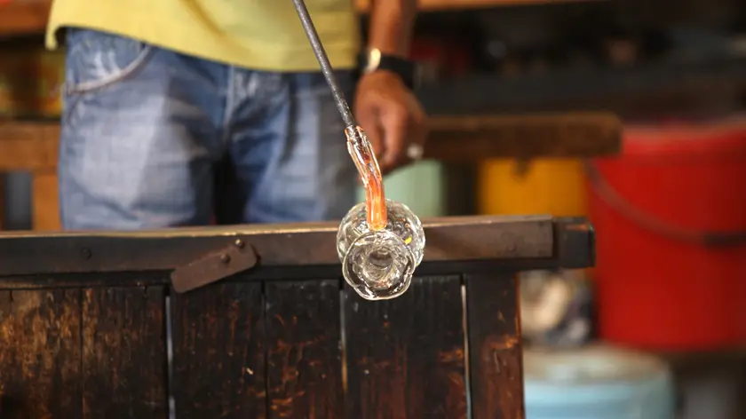 12/07/2014 Venezia, Isola di Murano, industria di vetri artistici e artigianali, lavorazione del vetro in una fornace
