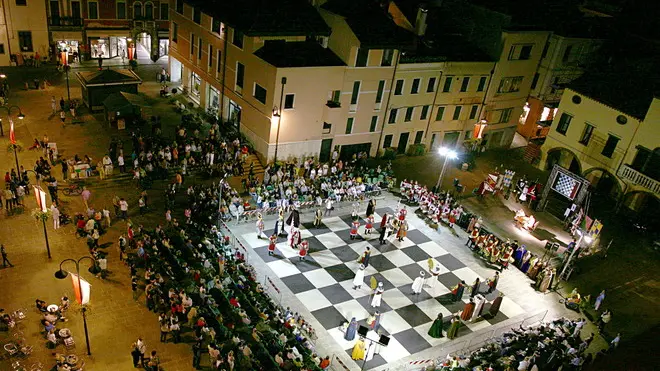 Belluco Partita scacchi in p.za Mazzini, vince S. Martino con Michele Godena, secondo il Carmine con Stefan Djuric. Nella foto: una veduta della partita vista dalla torre dell'orologio