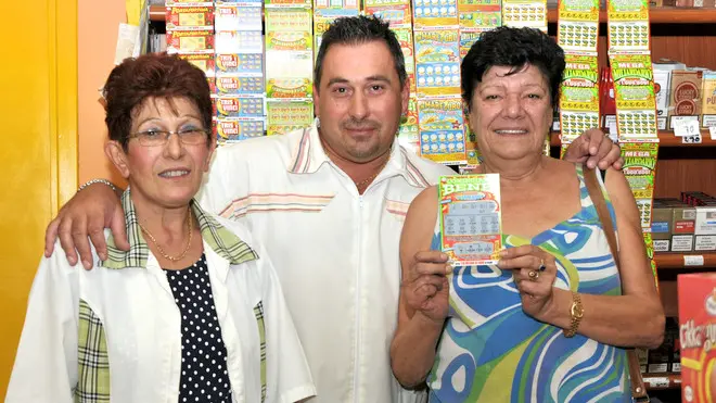 CANDIANA 30/08/2012 VINCITA DI 500.000 EURO NEL "SUPERMERCATO-TABACCHERIA" DI CANDIANA IN VIA RIALTO 50 NELLA FOTO: I PROPRIETARI DEL SUPERMERCATO E A DESTRA LA VINCITRICE SILVANA VALACCO. PH ZANGIROLAMI