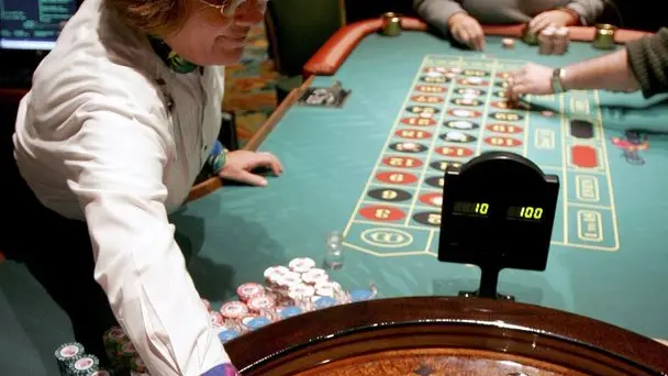 20081220 - ROMA - ECO : CRISI SI SENTE ANCHE NEI CASINO', PUNTATE MINIME PIU' BASSE. La roulette su un tavolo di un casino' in un'immagine d'archivio del 26 dicembre 2005. La crisi si sente anche al Casino' di Sanremo che ha diminuito le puntate minime ad alcune slot machines: i gettoni minimi sono passati da 25 a 5 centesimi. Ma a Montecarlo si puo' giocare anche con mezzo centesimo. La scelta di contrarre la puntata coincide con le richieste della clientela che apprezza sia le vincite piu' frequenti che i gettoni a prezzi contenuti, che consentono di giocare piu' a lungo con una spesa inferiore. ''E' la nuova tendenza dei Casino' italiani ma anche francesi - spiega Paolo Giovannini, responsabile dell'Ufficio Strategie per il gioco - una tendenza che ha visto il Casino' di Sanremo tra i capofila del cambiamento. Gia' da mesi abbiamo calmierato il prezzo del gettone base promuovendo prima i 10 centesimi e poi il gettone da 5 centesimi''. ANSA / ARCHIVIO / DAN ANDERSON / PAL