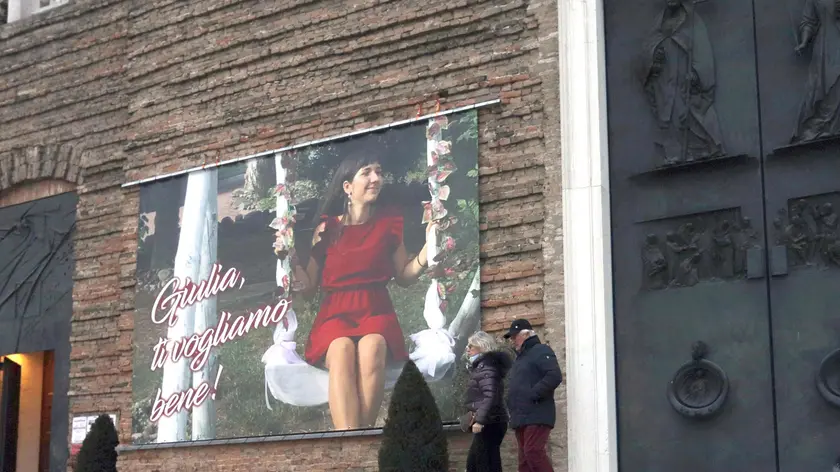 La gigantografia di Giulia davanti a Santa Giustina a Padova