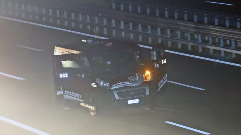 Il furgone che faceva da scorta al portavalori