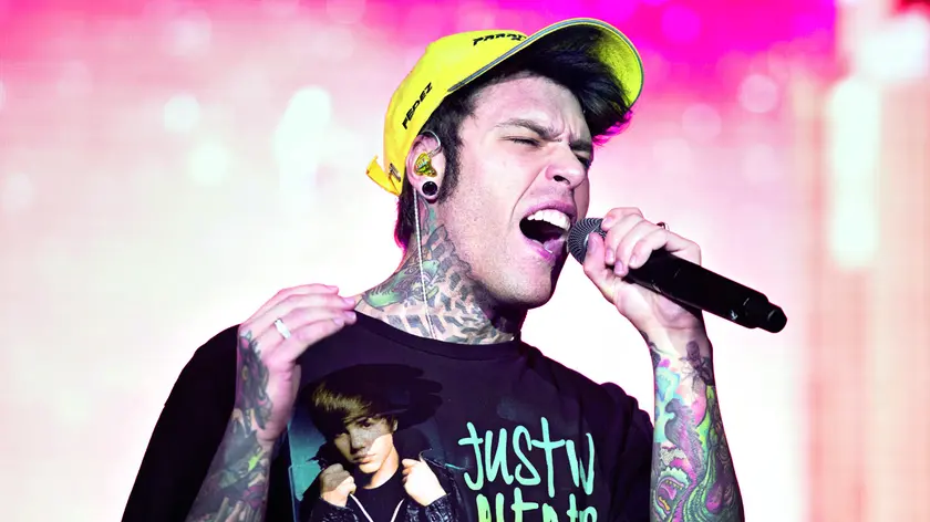 Federico Leonardo Lucia, in arte Fedez, trapper milanese e influencer: qui durante un concerto