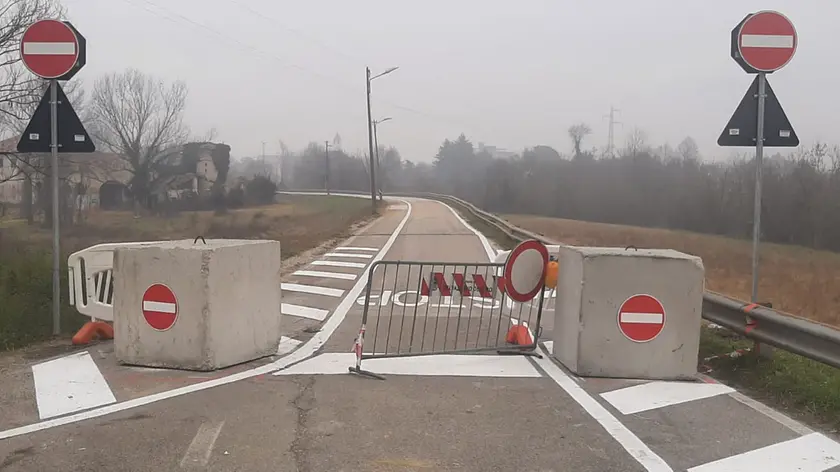 La segnaletica di via Sant'Antonio pronta a riaprire ma a senso unico