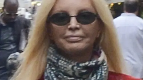 Patty Pravo in compagnia di due amici in giro per Roma..Poi entra in un noto hotel di via Borgognona togliendosi gli occhiali e aspetta l'amico Giucas Casella..Durante l'attesa fuma una sigaretta elettronica .© Tenzin / LaPresse .-- NO WEB --