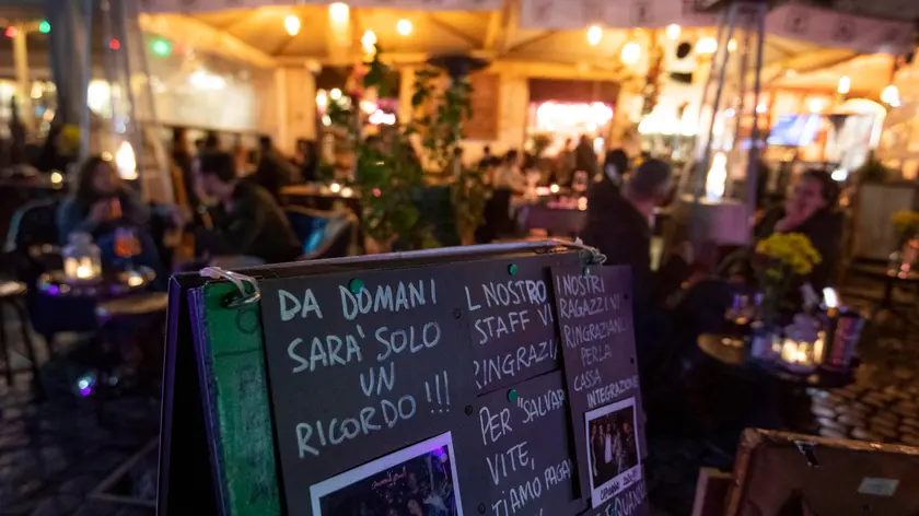 Proteste degli esercenti per le norme anti movida in Campo deÕ Fiori a Roma, 24 ottobre 2020. ANSA/CLAUDIO PERI