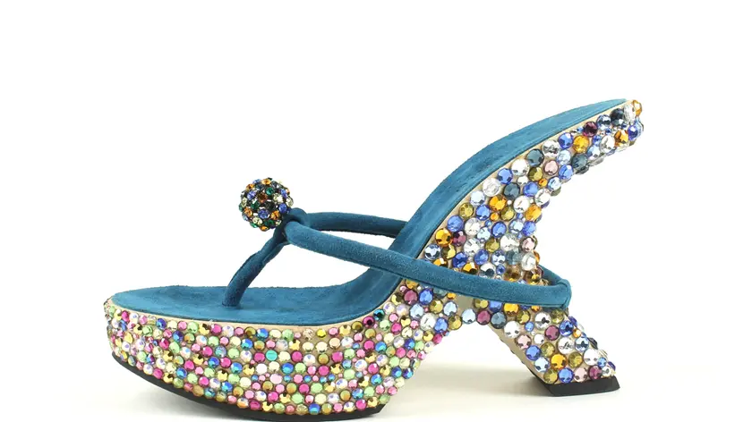 Emilio Pucci. Sandalo incrostato di strass dell’estate del 2003, che si ispira ad un modello creato dal designer americano David Evins nel 1934 per l’attrice Claudette Colbert nel film “Cleopatra” di Cecil B. DeMille.
