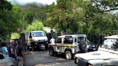 JEEP E PICK-UP Pompieri e volontari hanno utilizzato ogni mezzo contro l’incendio