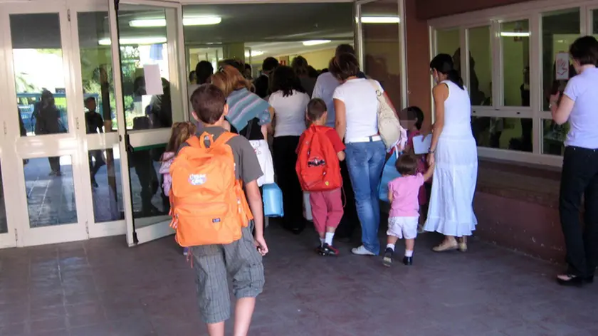 L'ingresso dei bambini della scuola primaria Palatucci a Roma, oggi 13 settembre 2010. .Da oggi la maggior parte degli otto milioni di studenti italiani torna in classe: dopo l'avvio anticipato in Trentino, la campanella suonera' in nove regioni e nella provincia di Bolzano. La giornata, con l'avvio della riforma che riguardera' circa 600 mila studenti delle superiori, e' stata definita ''storica'' dalla ministra Gelmini..ANSA/ ROSANNA DI BARTOLOMEO