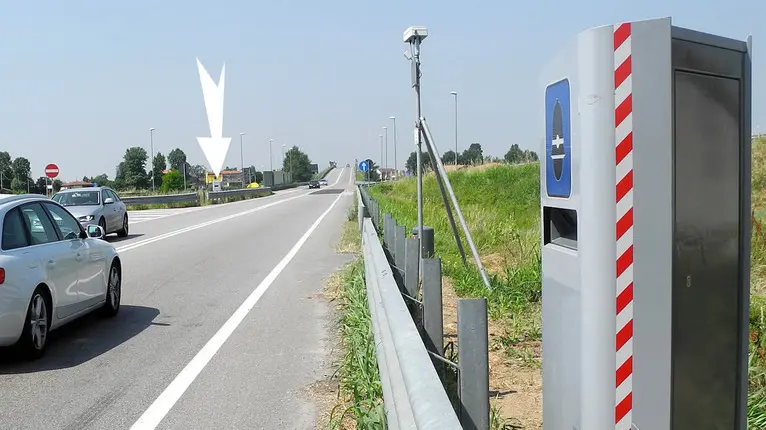 Este, 19 Giu 2013.Installazione di due nuovi autovelox sulla SR 10, in prossimità uscita per Este, Solesino, S. Elena. .ph. Zangirolami