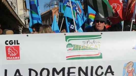 Interpress Morsego Venezia, 22.02.2012.- Manifestazione lavoratori dei supermercati davanti al TAR di Venezia.-