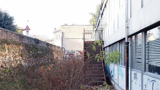 Le aule del liceo Selvatico costruite alla fine degli anni Sessanta sull’area golenale del canale Piovego verranno demolite