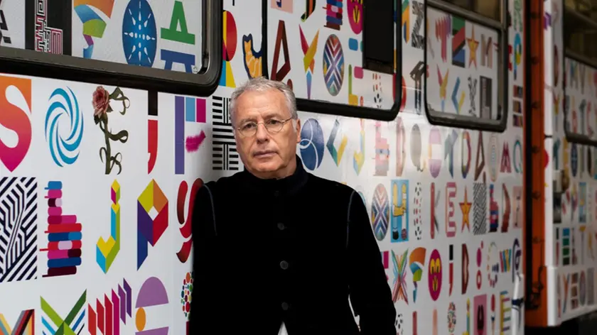 16 maggio 2020. Lorenzo Marini di Monselice, pubblicitario di fama internazionale, decora con il suo alfabeto i tram delle principali cittˆ italiane. Nella foto: Marini