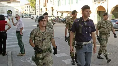 RIONE BLINDATO. Soldati dell’esercito e polizia in servizio ieri al Portello