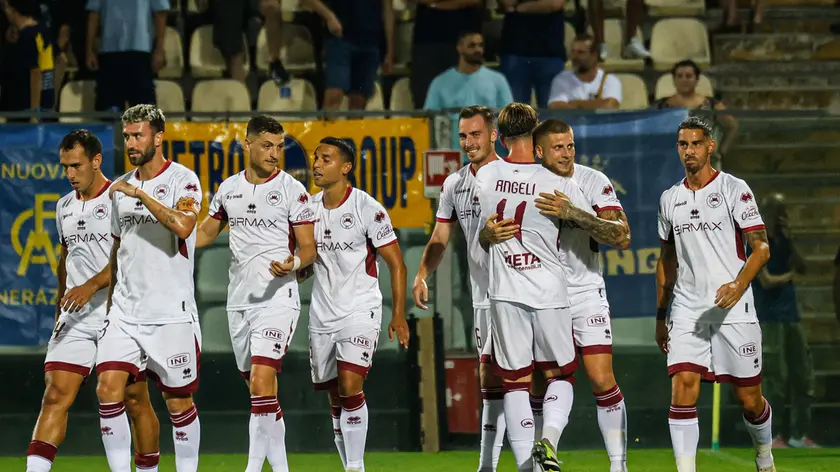 I festeggiamenti dopo il gol vittoria di Ravasio