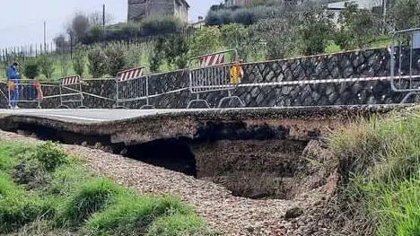 La frana lungo la provinciale 77 tra Teolo e Rovolon