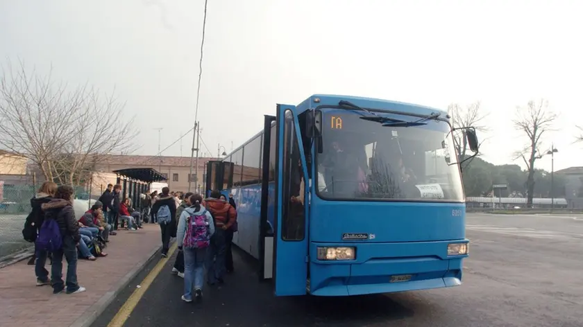Malaman..Il servizio bus-navetta dal liceo Cattaneo di Monselice all'autostazione Sita (nella foto l'arrivo in stazione). -