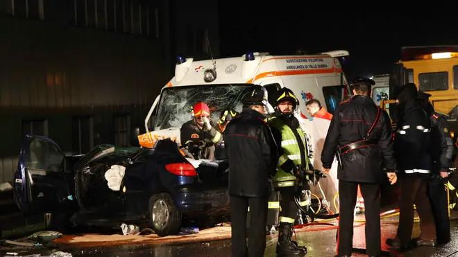 20090206 - VOBARNO - BRESCIA - DIS - INCIDENTI STRADALI: AUTO CONTRO AMBULANZA, 4 MORTI. Vigili del fuoco e carabinieri al lavoro dopo il gravissimo incidente stradale accaduto stasera a Vobarno (Brescia). In uno scontro frontale tra un'auto e un'ambulanza sono morte quattro persone. Le vittime, a quanto si e' appreso, erano a bordo dell'automobile. Dei rilievi si sta occupando la polizia stradale. A bordo dell'ambulanza viaggiavano tre operatori del '118' e un ammalato. Tutti e quattro hanno riportato ferite non gravi e sono stati trasportati all'ospedale di Gavardo per dei controlli. Secondo la polizia stradale, al momento dell'incidente la strada provinciale 237 era bagnata per la forte pioggia caduta. Non si conoscono al momento le generalita' delle vittime. ANSA/FILIPPO VENEZIA/DRN