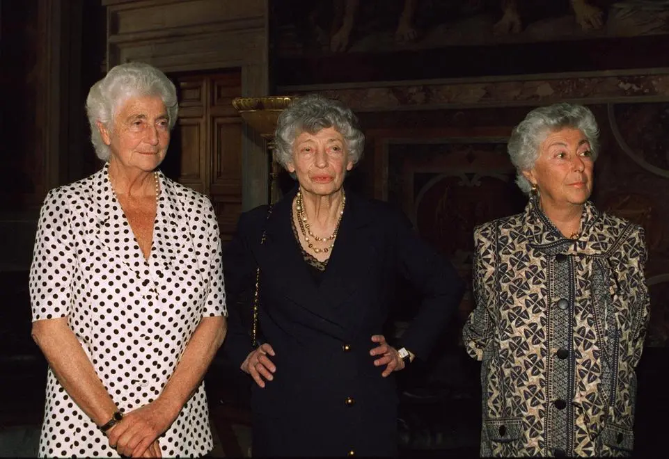 Da sinistra: Susanna Agnelli, Clara Agnelli Nuvoletti e Maria Sole Agnelli alla cerimonia per il conferimento della Legion d'onore a Giovanni Nuvoletti in una foto d'archivio. ANSA / ROMANO GENTILE