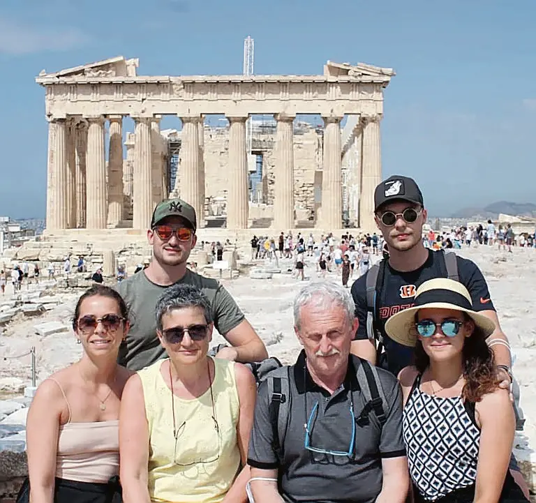 La famiglia Peron nella visita ad Atene, Enrico è in piedi a sinistra