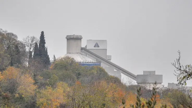 PERNUMIAN ph. Zangirolami Monselice (PD), 22.11.2017, Intervista agli abitanti delle zone limitrofe alla cementeria ai piedi del Monte Ricco a Monselice, Nella Foto: Vista della Cementeria di Monselice che spicca tra la vegetazione