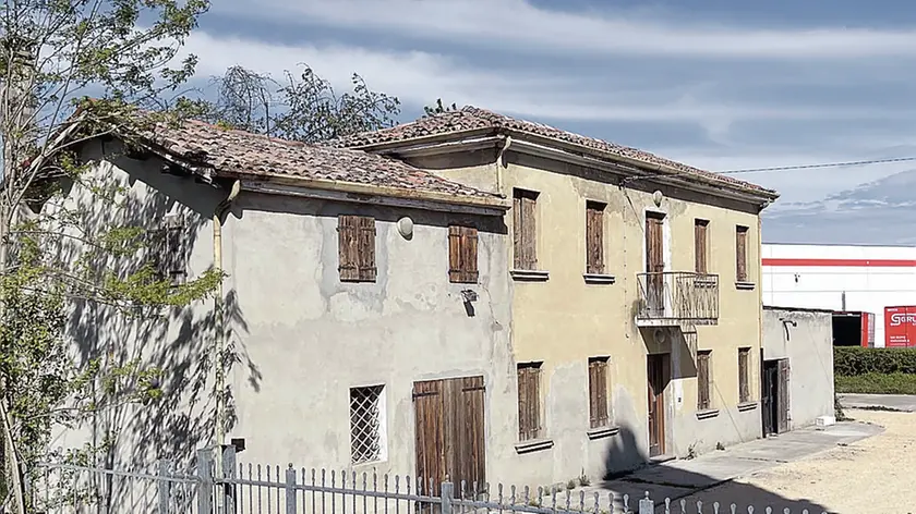 La cascina di via Sant’Orsola Vecchia in cui il Comune vorrebbe ricollocare i rom di via Ferrero